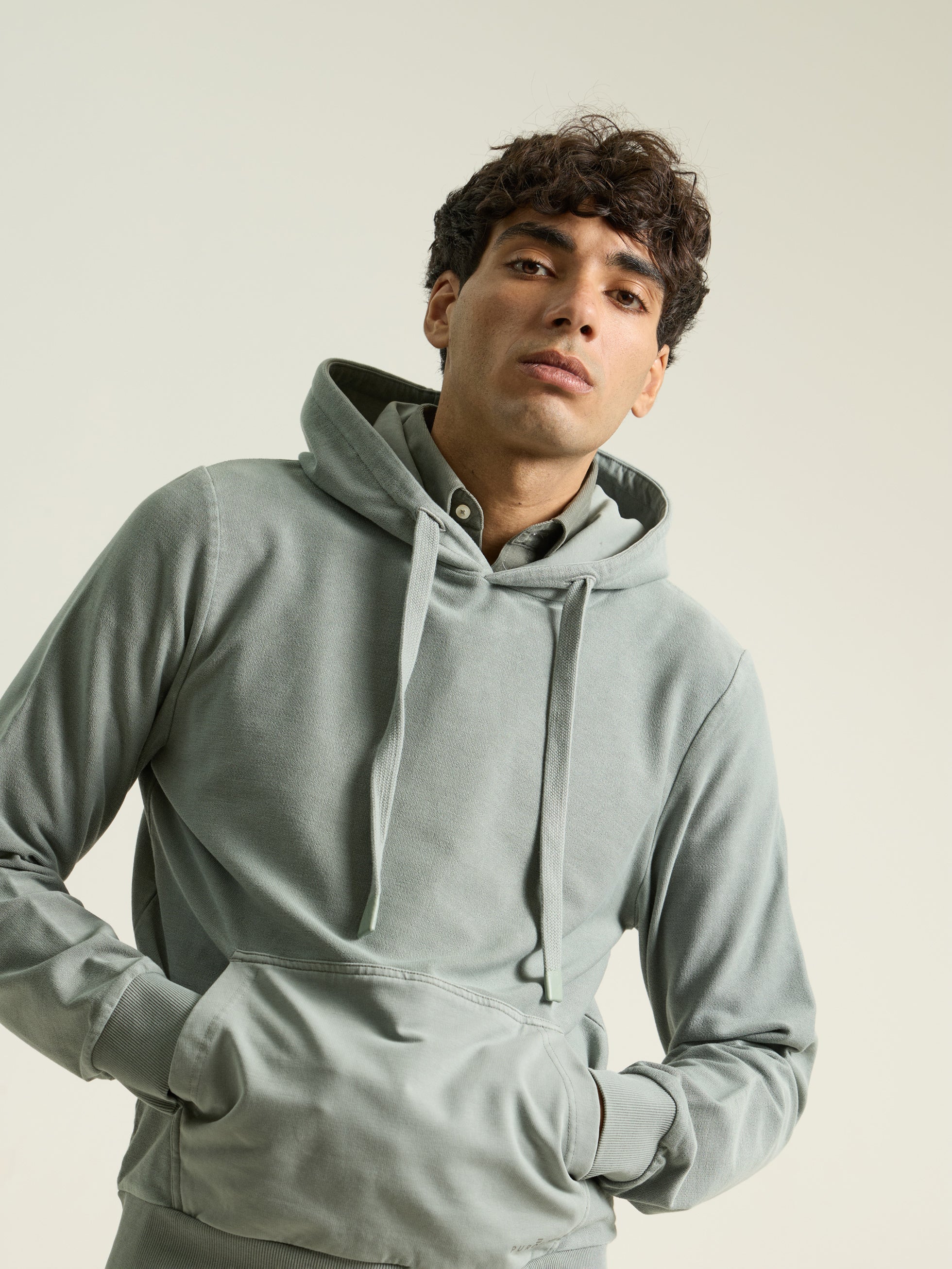 SUDADERA TÉCNICA CAPUCHA GRIS